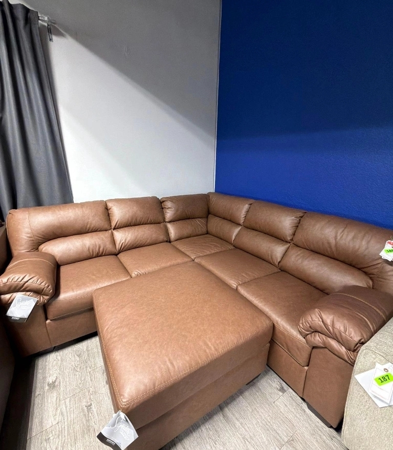 Contemporary Sectional Sofa with Chaise – Store Liquidation Auction