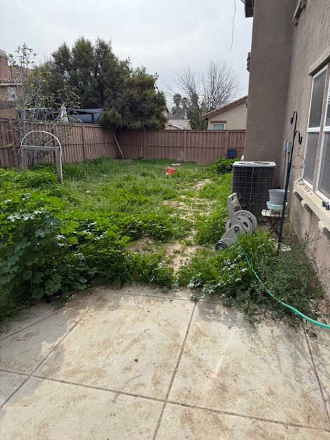 Decorative items including wall calendars and map of the US