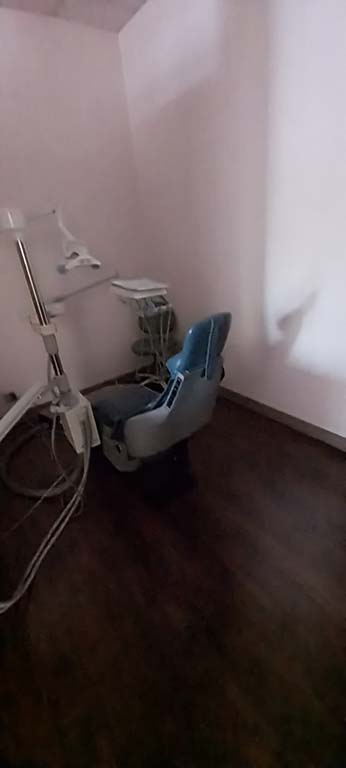 Dental X-ray viewer with magnifying glass